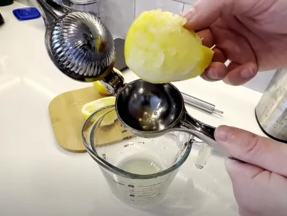 Monkkino Lemon Squeezer Juicer is straightforward and easy to handle